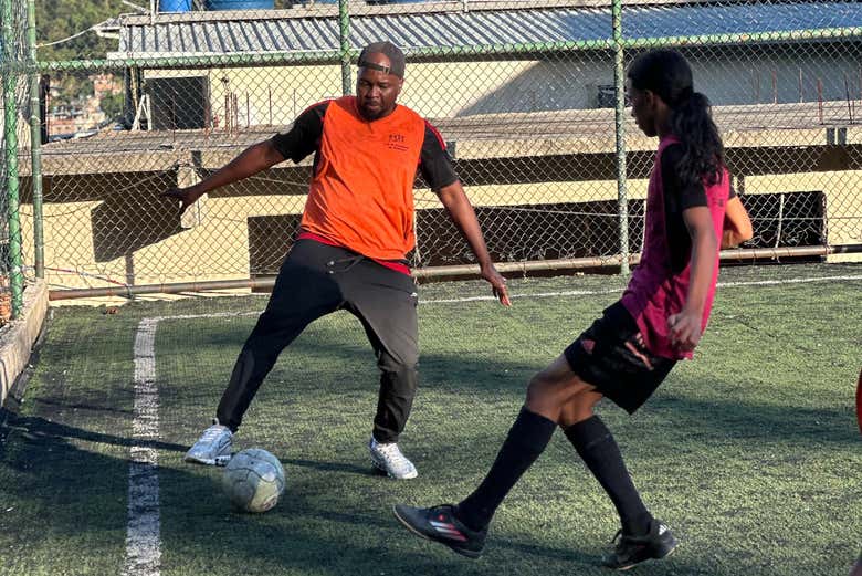 Durante el partido de fútbol en la Rocinha
