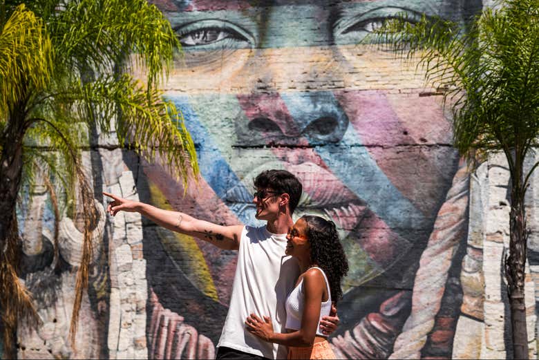 Contemplando o Mural das Etnias