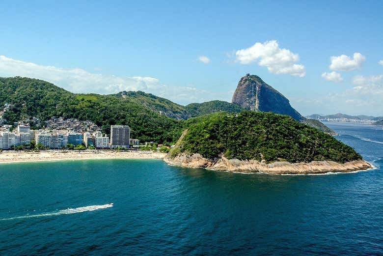 Praia do Leme com o Pão de Açúcar ao fundo