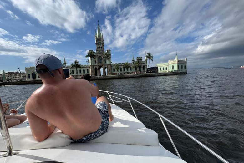 Em frente à Ilha Fiscal