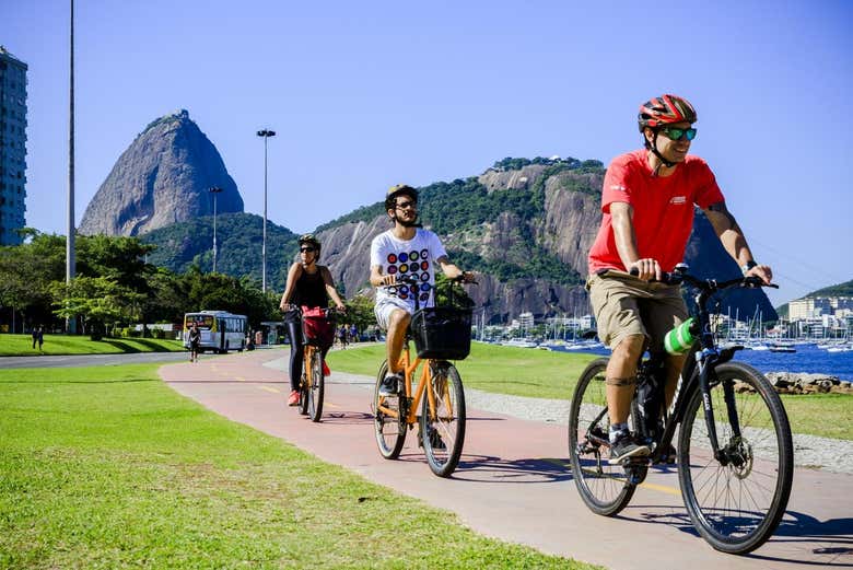 Pedaleando junto a la playa