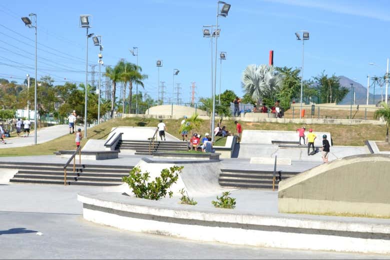 Niños jugando en la pista de patinaje del parque