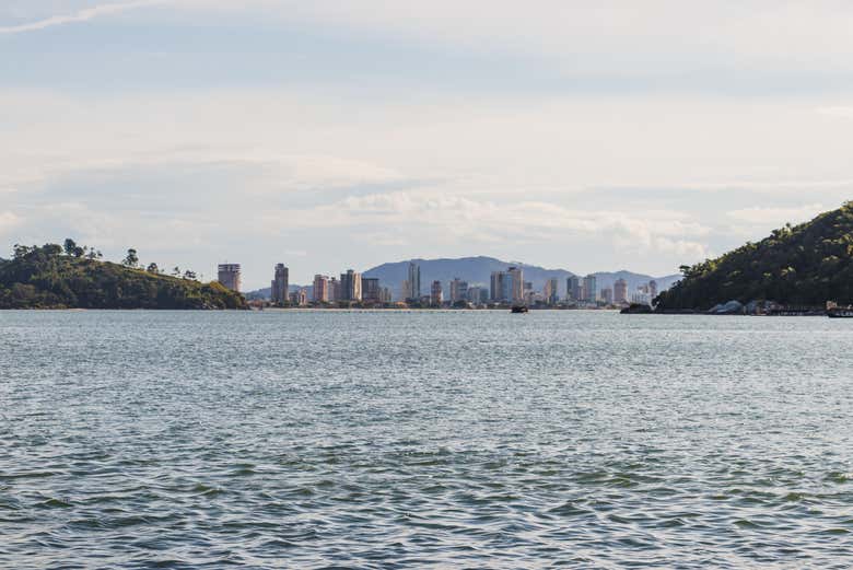 Vue depuis la plage d'Araçá