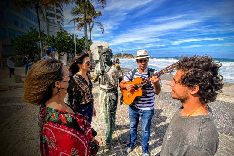 Seremos acompanhados por um guia-músico