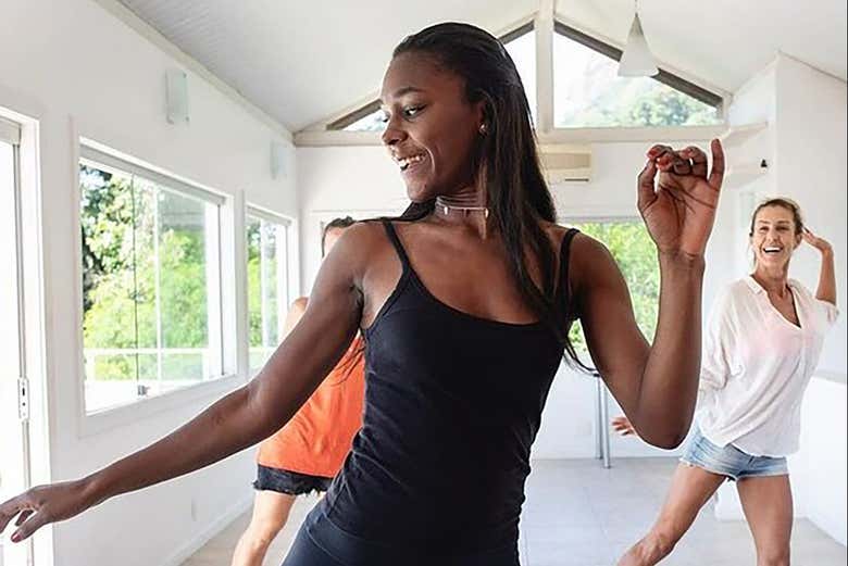 La profesora comenzando la clase de samba