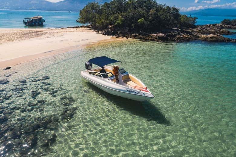 A lancha na Praia de Piedade
