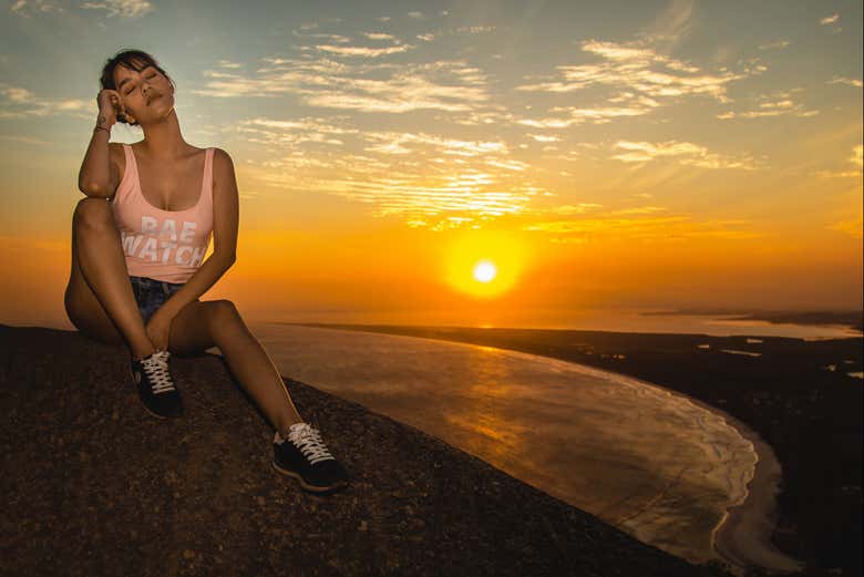 Disfrutando de una puesta de sol en Marambaia