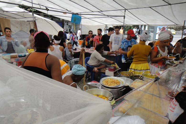Un puesto de comida en la feria