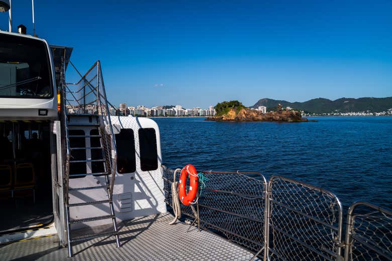 El catamarán cuenta con dos plantas para disfrutar de las vistas