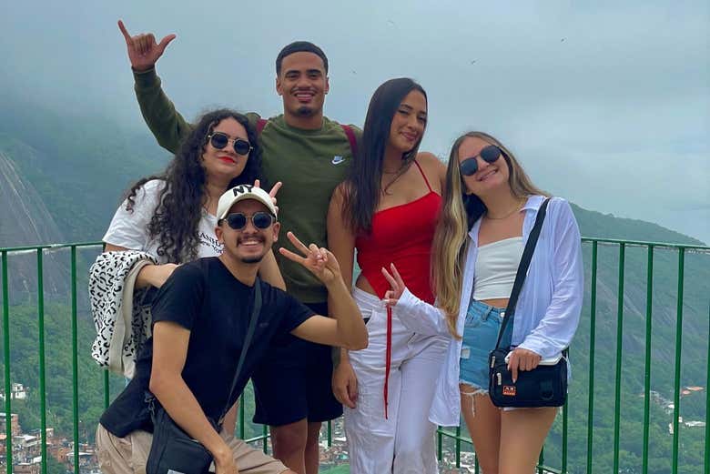 Una foto de grupo en la parte alta de la favela de Rocinha