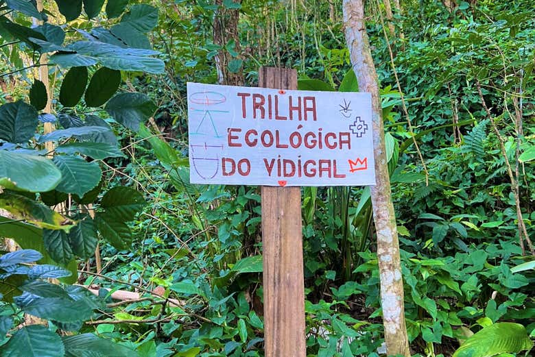 Letrero del sendero del Morro Dois Irmãos en Vidigal
