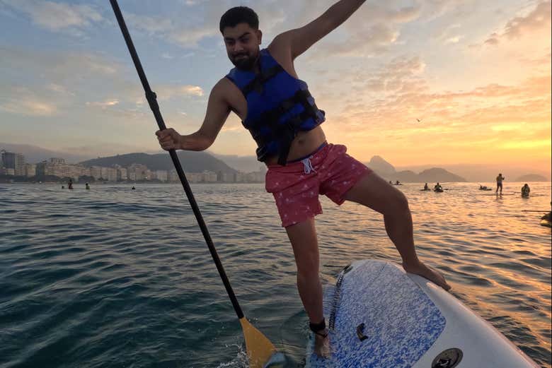 Probando las técnicas del paddle surf