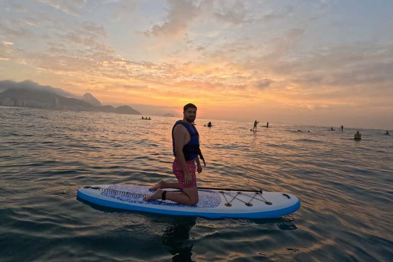 Posando en la tabla con el amanecer de fondo