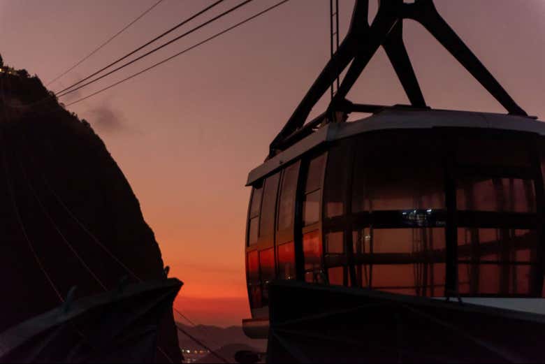 O bondinho subindo o Pão de Açúcar ao amanhecer