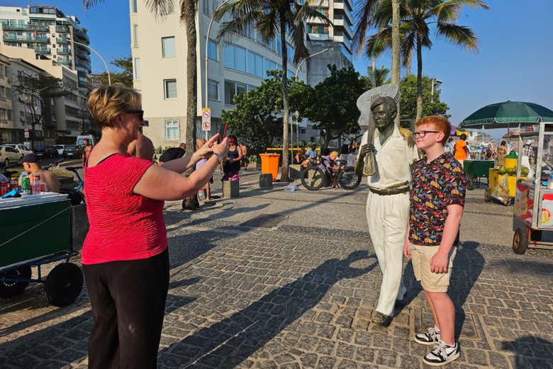 Momento foto junto a los monumentos del famoso paseo marítimo