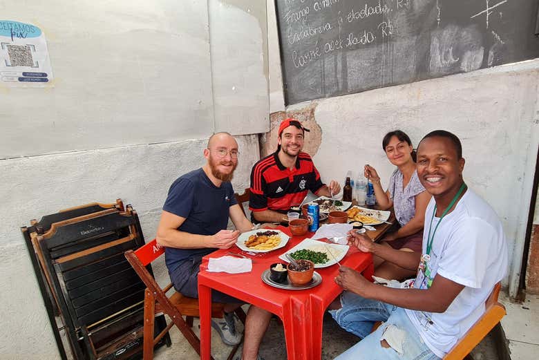 Um delicioso almoço na na favela Santa Marta
