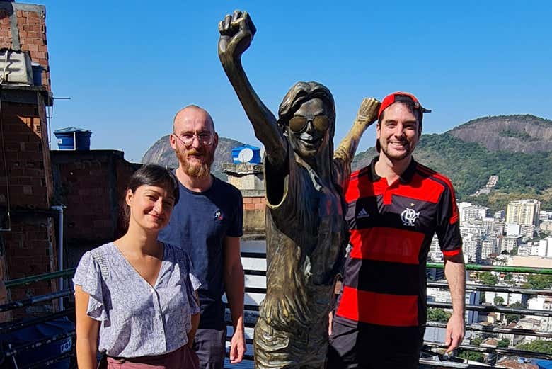 Foto com a estátua do Michael Jackson na favela Santa Marta