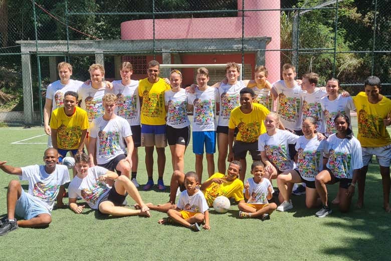 Foto depois da partida de futebol com os moradores