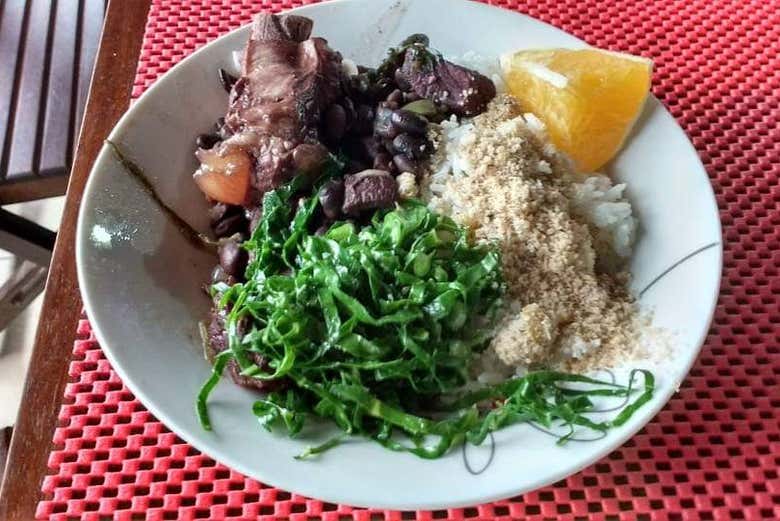 Prato de feijoada na favela Santa Marta