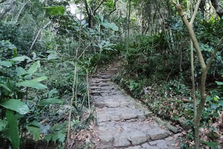 Início da trilha do Morro da Urca