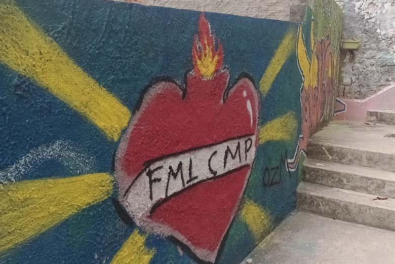 Murais com street art na favela da Babilônia