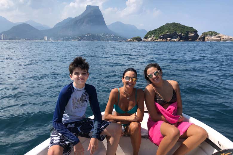 Contemplaremos la costa carioca desde la embarcación