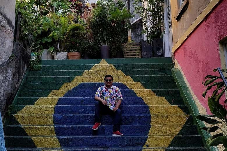 Escalera con la bandera de Brasil pintada 