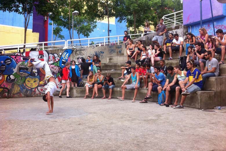 Desfrutando de uma apresentação de Capoeira