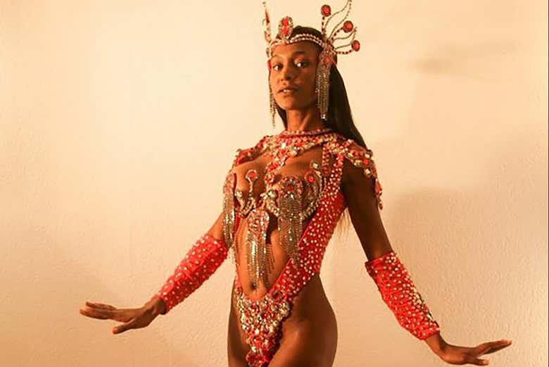 Una de las profesoras vistiendo un traje de samba