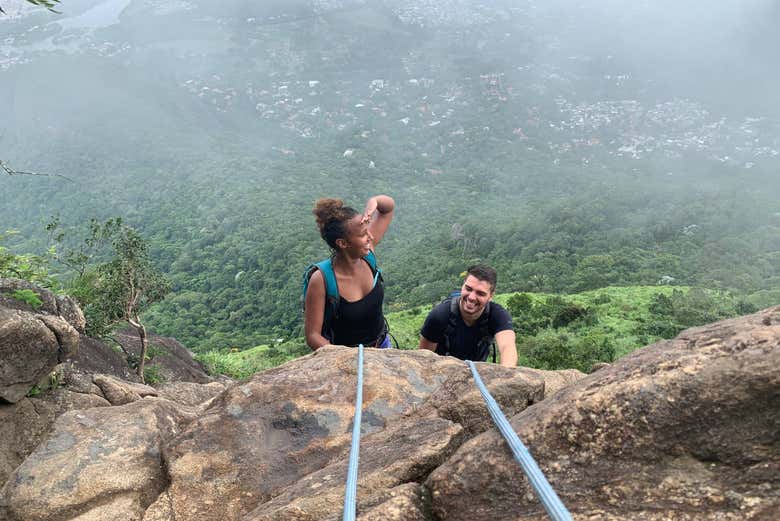 Escalando pela rocha