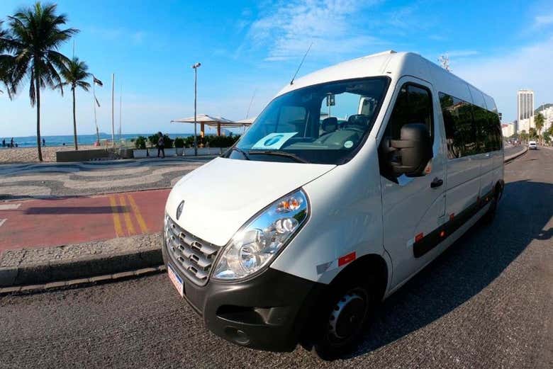 El transfer parado frente a la playa