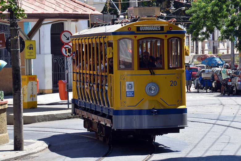 Tranvía recorriendo el barrio de Santa Teresa