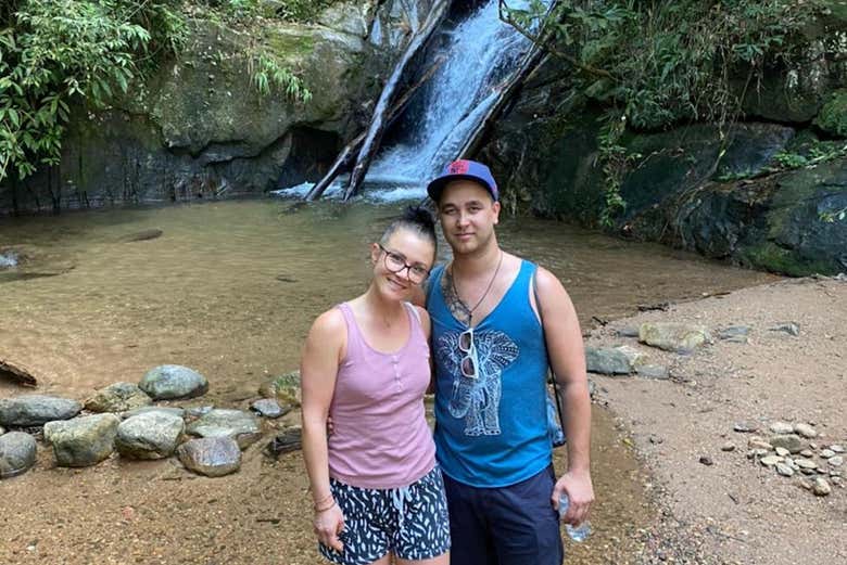 Pareja posando frente a una de las cascadas