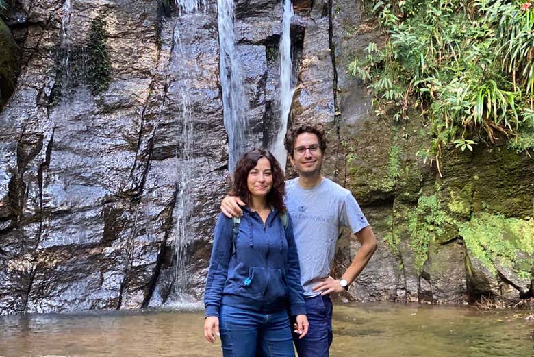 Posando junto a las cascadas