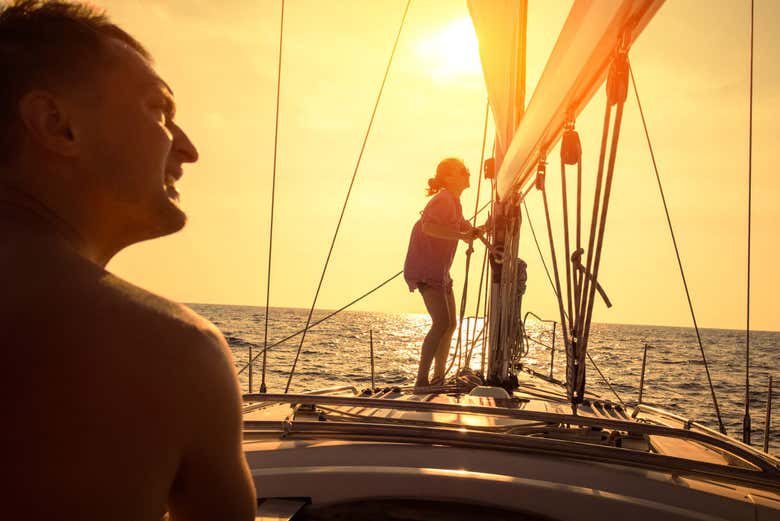 Navegando al atardecer por Río en un velero