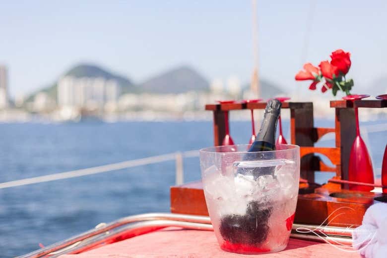 Paseo romántico con vino en el velero