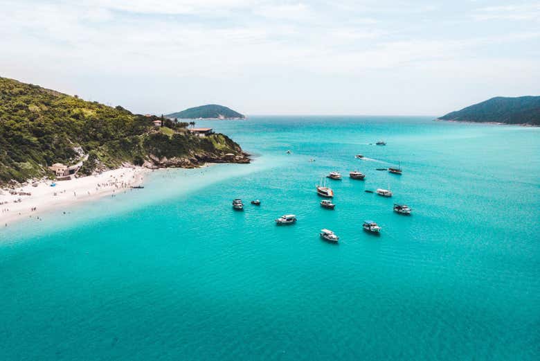 Barcos fondeando en la orilla de la playa