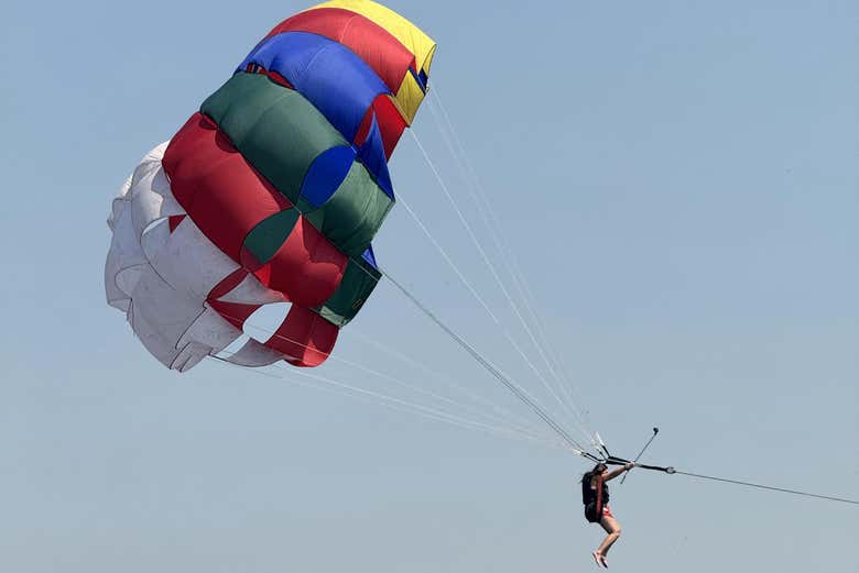 Volando en el parasailing