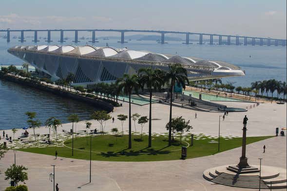 Skating Tour in Olympic Boulevard