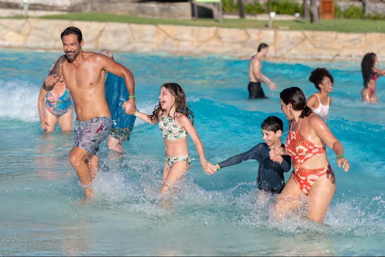 Aproveitando as ondas das águas termais na Praia do Cerrado