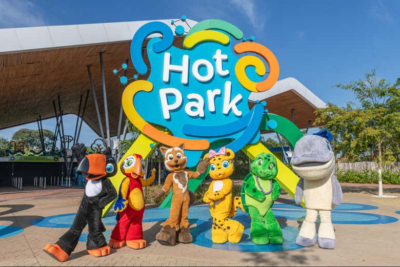 Tire fotos com os simpáticos mascotes do Hot Park