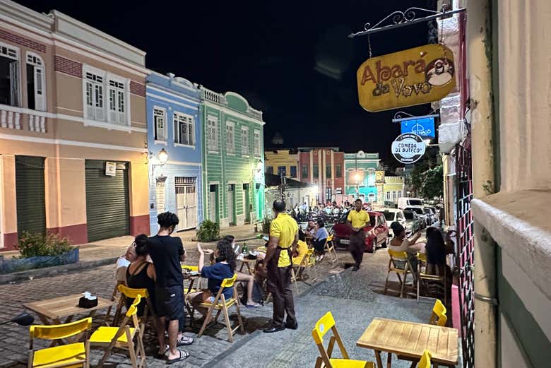 Vous visiterez différents bars du quartier
