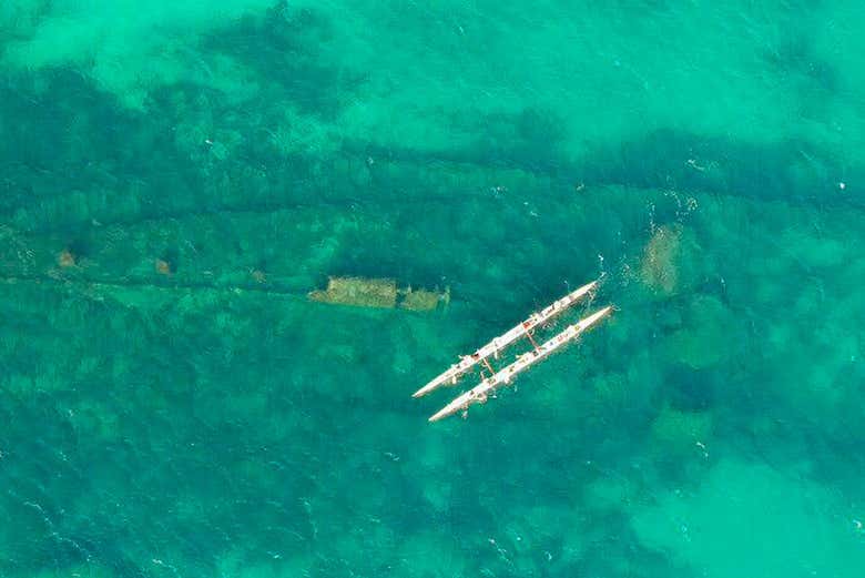 Vista de drón de la canoa en la bahía
