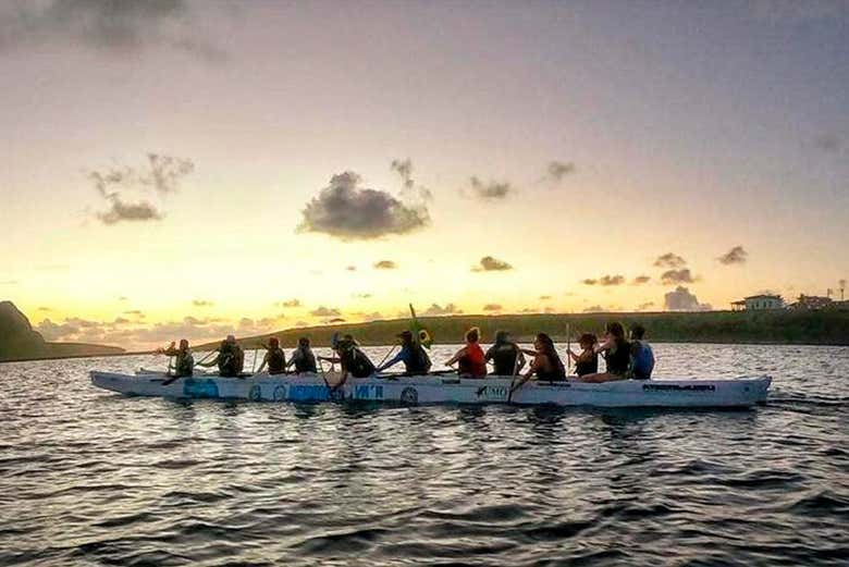 Todos remando na canoa havaiana