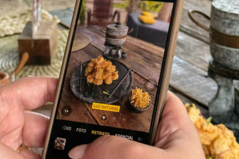 Probando platos típicos en el restaurante de Flor do Mangue