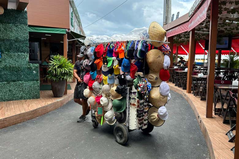 Veremos diferentes puestos de la Feira de São Joaquim