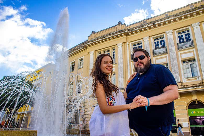 Casal no tour fotográfico privado por Salvador