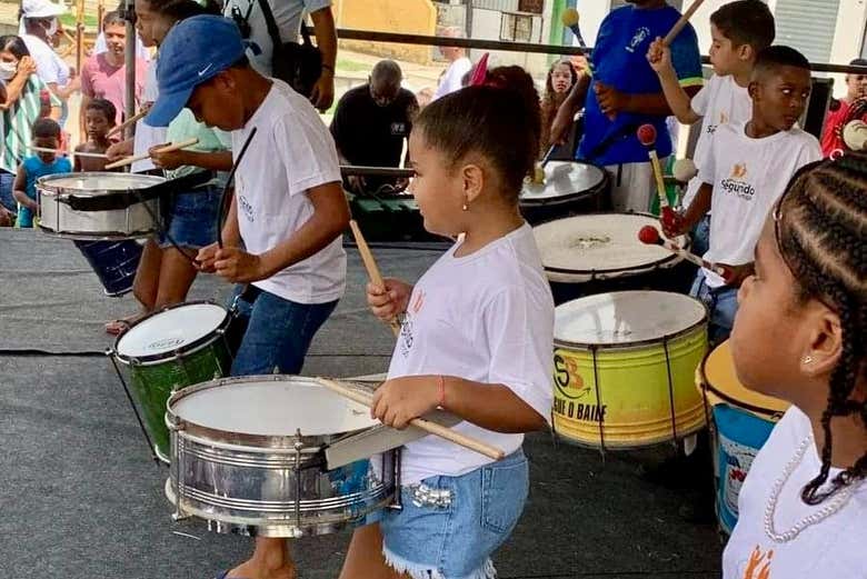 Bambini che imparano a suonare il tamburo