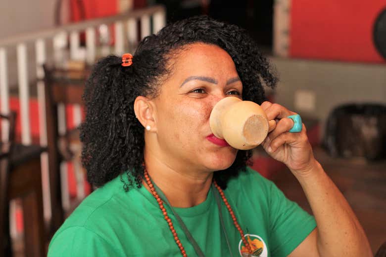 Sorseggiando una bevanda tipica di Salvador