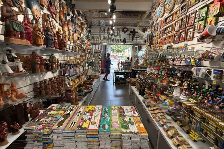 Puesto de artesanías en el Mercado Modelo